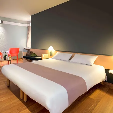 Ibis Centre Gare 3* シャルルロワ